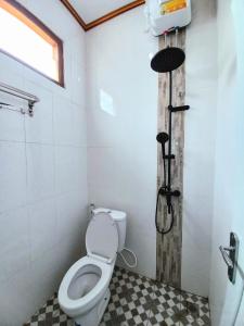 斯勒曼Homestay Jogja Prambanan By Simply Homy的一间带卫生间和淋浴的浴室