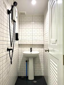 皮皮岛LONGDOO Hostel的白色的浴室设有水槽和窗户。