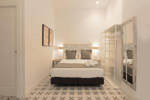 阿利坎特Apartamentos Teatro by Be Alicante的一间卧室,卧室内配有一张大床
