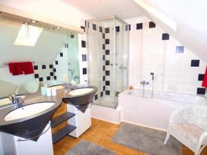 布里德尔Ferienhaus Old Winery的浴室配有2个盥洗盆和1个浴缸。