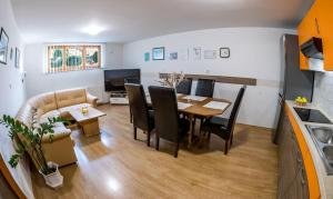 兹雷切Zimzeleni Apartments的用餐室以及带桌椅的起居室。