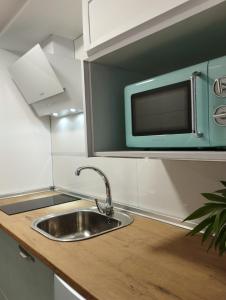 罗德里戈城Ciudad Rodrigo Centro的厨房配有水槽和微波炉