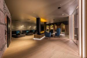 梅扎纳Hotel Ravelli Luxury Spa的带沙发和壁炉的客厅