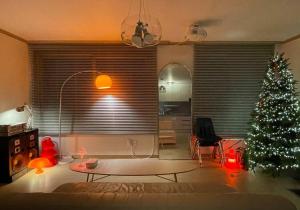 首尔Aufn Orange Bulb的客厅配有圣诞树和桌子