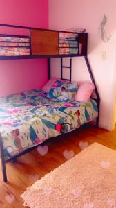 巴吞鲁日City Center Home ONeal lane的卧室配有一张粉红色墙壁内的双层床