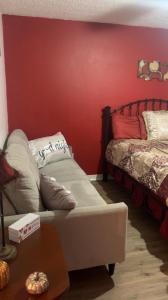 巴吞鲁日City Center Home ONeal lane的一间设有两张床和红色墙壁的客房