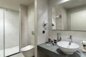 图尔古特雷斯Arin Resort Bodrum的一间带水槽、卫生间和淋浴的浴室