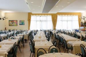 孔卡斯普奇拉索拉拉酒店的一间设有桌椅和白色桌布的房间