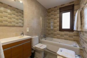 塞拉内华达BiBo Suites Sierra Nevada的带浴缸、卫生间和盥洗盆的浴室