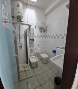孔卡斯普奇拉索拉拉酒店的一间带卫生间和水槽的浴室