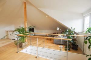 海德堡Modernes und helles Apartment im Loft Stil的客厅配有桌子和一些植物