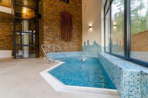 利托斯基简Spa & Wellness Hotel Fitak****的砖墙房子里的游泳池