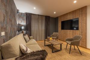塞拉内华达BiBo Suites Sierra Nevada的带沙发和电视的客厅