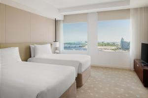 迪拜迪拜节日城洲际酒店的酒店客房设有两张床和大窗户。