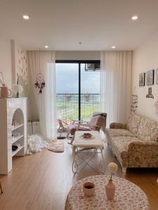 河内Ocean Park Homestay ( căn hộ 1 phòng ngủ, 1 phòng khách)的客厅配有沙发和桌子