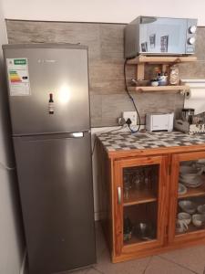 吕德里茨Scholtz Self-catering Accommodation的厨房配有不锈钢冰箱和台面