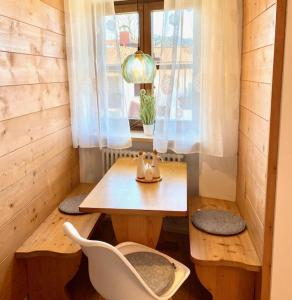 施利尔塞Apartmenthaus Der Johanneshof - tolle Lage nah am See的小房间设有桌椅和窗户