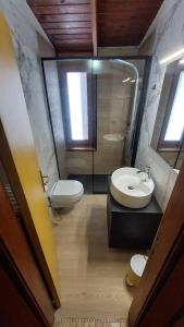 佛加里达Villa Gaia的浴室配有卫生间、盥洗盆和淋浴。