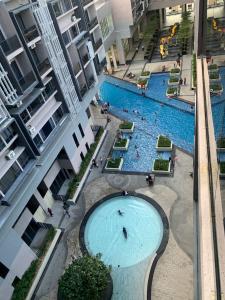 马六甲lmperio Residence Melaka - Private Indoor Hot Jacuzzi的大楼内两个游泳池的顶部景色