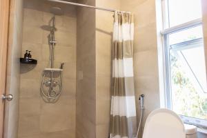 加德满都Kibu Apartments的浴室内配有淋浴帘。