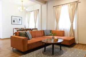 加德满都Kibu Apartments的客厅配有沙发和桌子
