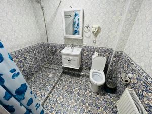 布哈拉Hotel Lola的一间带卫生间和水槽的浴室