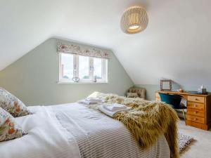 Wormbridge1 Bed in Hereford 83703的一间卧室配有一张床、一个梳妆台和一扇窗户。
