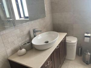 马尔萨斯卡拉Elegant Maisonette in Malta by AssetFlow PRO的浴室配有白色水槽和卫生间。