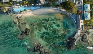 贝尔欧布莱Fisherman's Cove Resort的享有海滩和海洋的空中景致