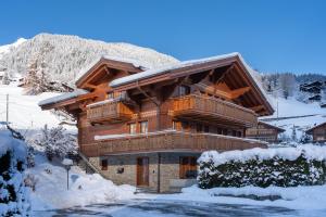格林德尔瓦尔德Chalet Alia and Apartments-Grindelwald by Swiss Hotel Apartments的冬季雪地小木屋
