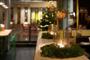 隆德伦迪亚酒店的玻璃瓶坐在桌子上,有圣诞树