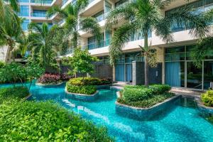 三亚三亚美高梅度假酒店（ 焕新儿童乐园畅玩全民海陆项目）的酒店庭院拥有蓝色的海水和棕榈树