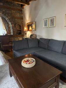 弗洛里纳Urban River House的客厅配有蓝色沙发,餐桌上摆放着比萨饼