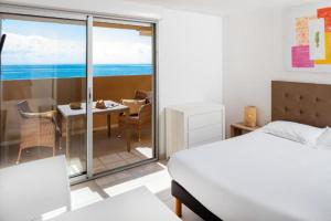 圣卢西亚迪莫里亚尼比安卡滨海公寓酒店的一间卧室配有一张床,享有海景
