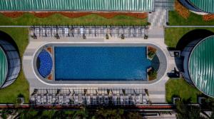 特里凡得琅Hyatt Regency Trivandrum的享有度假村游泳池的顶部景致