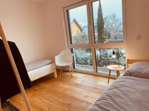 沃尔姆斯Wohlfühloase的一间卧室设有一张床和一个大窗户