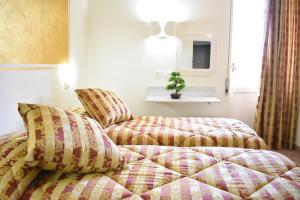 格罗塞托依尔派克酒店的一间卧室配有床,床上装有被子