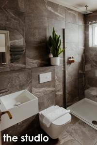 赫尔HIDEOUT Hotel的浴室配有卫生间、盥洗盆和浴缸。