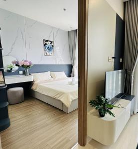 Long BìnhVinhomes Grand Park--Serviced Apartment的一间卧室配有一张床和镜子