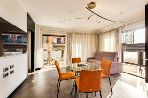 罗马加斯米特城市套房公寓式酒店的客厅配有沙发和桌椅