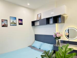 Long BìnhVinhomes Grand Park--Serviced Apartment的配有床和镜子的房间