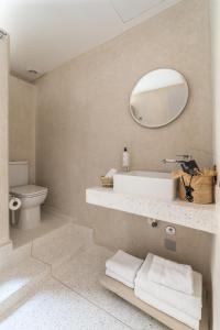 马拉喀什JEMAA EL FNA Suites & Spa的一间带水槽和镜子的浴室