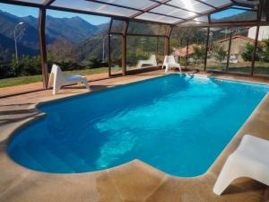 帕哈雷斯波萨达真实帕哈雷斯酒店的一个带椅子的游泳池,享有山景