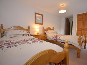 Winsham3 Bed in Lyme Regis BARRA的卧室设有两张单人床和两盏灯。