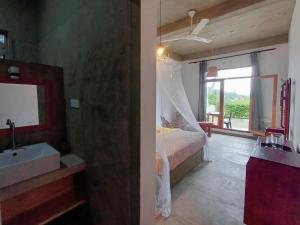 康提The Traveller Kandy的一间卧室配有床、水槽和镜子