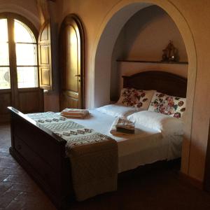 里帕尔贝拉波黛儿圣安托尼奥度假屋的带2扇窗户的客房内设有1间带1张大床的卧室