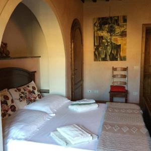 里帕尔贝拉波黛儿圣安托尼奥度假屋的一间卧室配有一张床,上面有两条毛巾