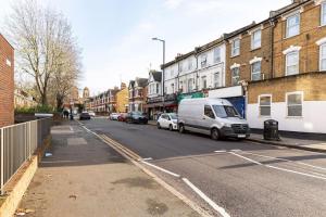 伦敦Parkside Stay North London - Victoria Line的路边有一辆货车的街道