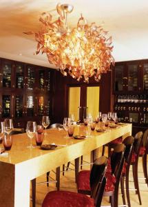 布宜诺斯艾利斯帕拉西奥都豪 - 布宜诺斯艾利斯柏悦酒店的用餐室配有带酒杯的长桌