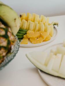 贝尼卡西姆沃拉马尔酒店的桌上的两盘水果和蔬菜